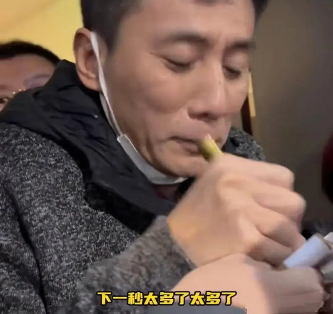 頭一次看見明星簽名這么狼狽