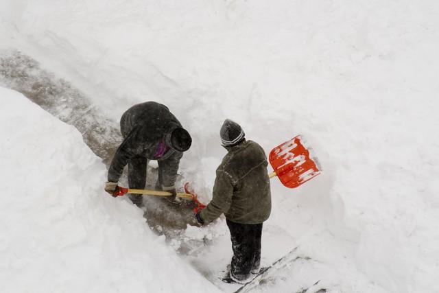 直擊各地強(qiáng)降雪:河南雪厚得像切糕