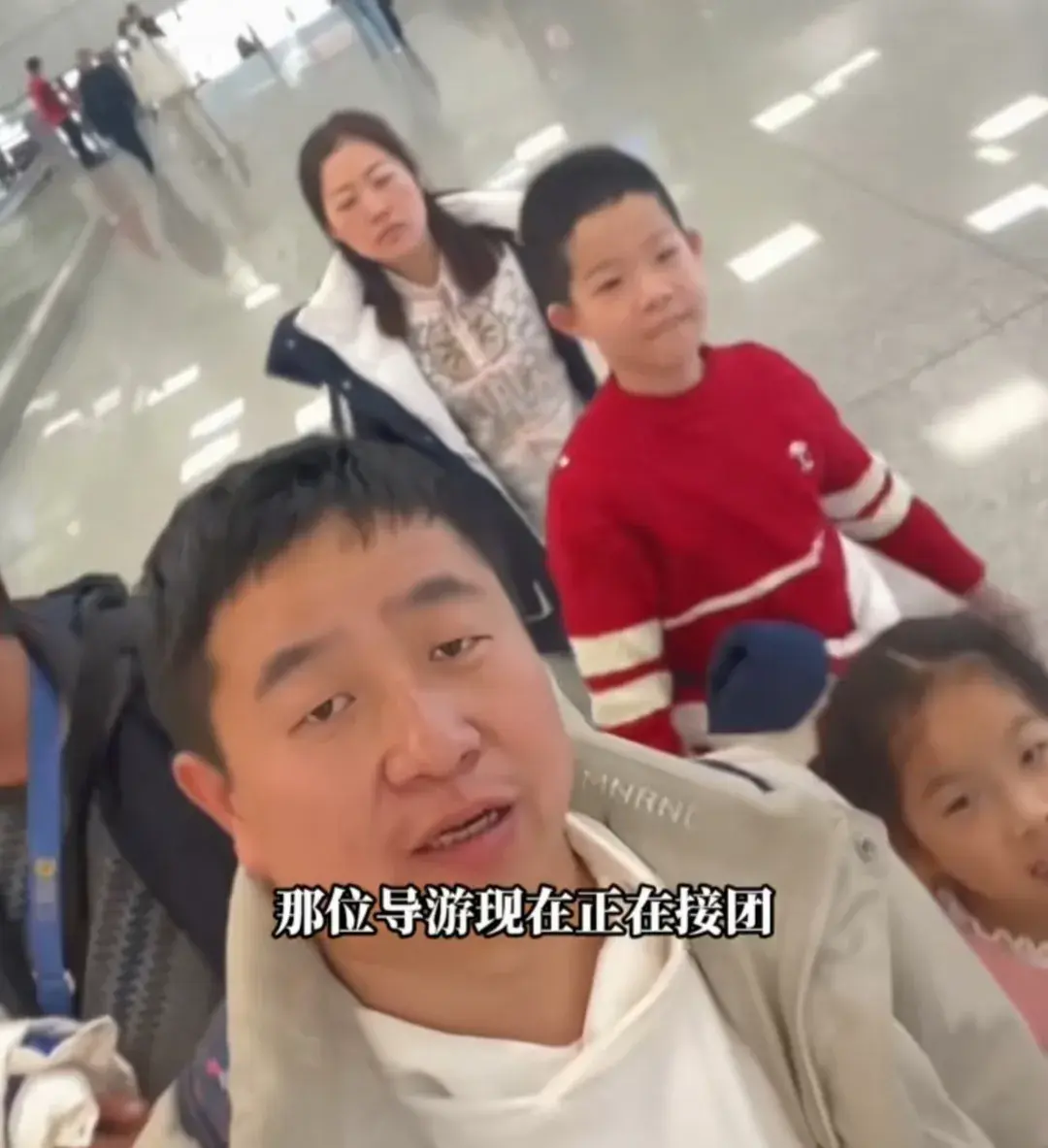 一家人旅游未買5萬手鐲被趕下車
