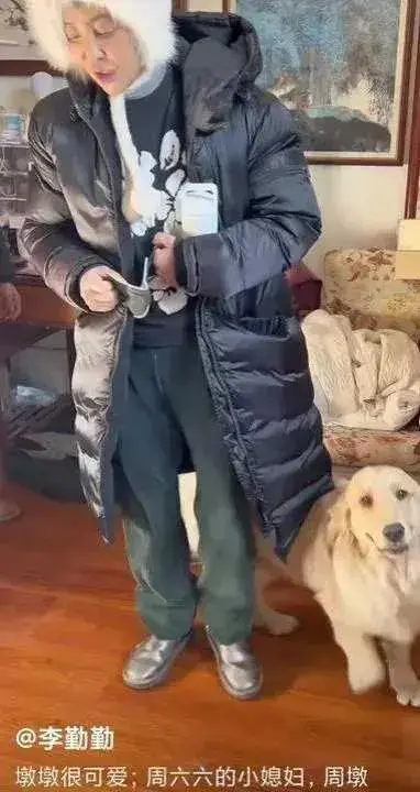 演員李勤勤收養周海媚愛犬