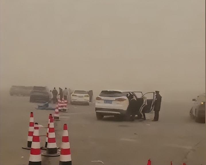 新疆特強沙塵暴:天空赤橙像異世界