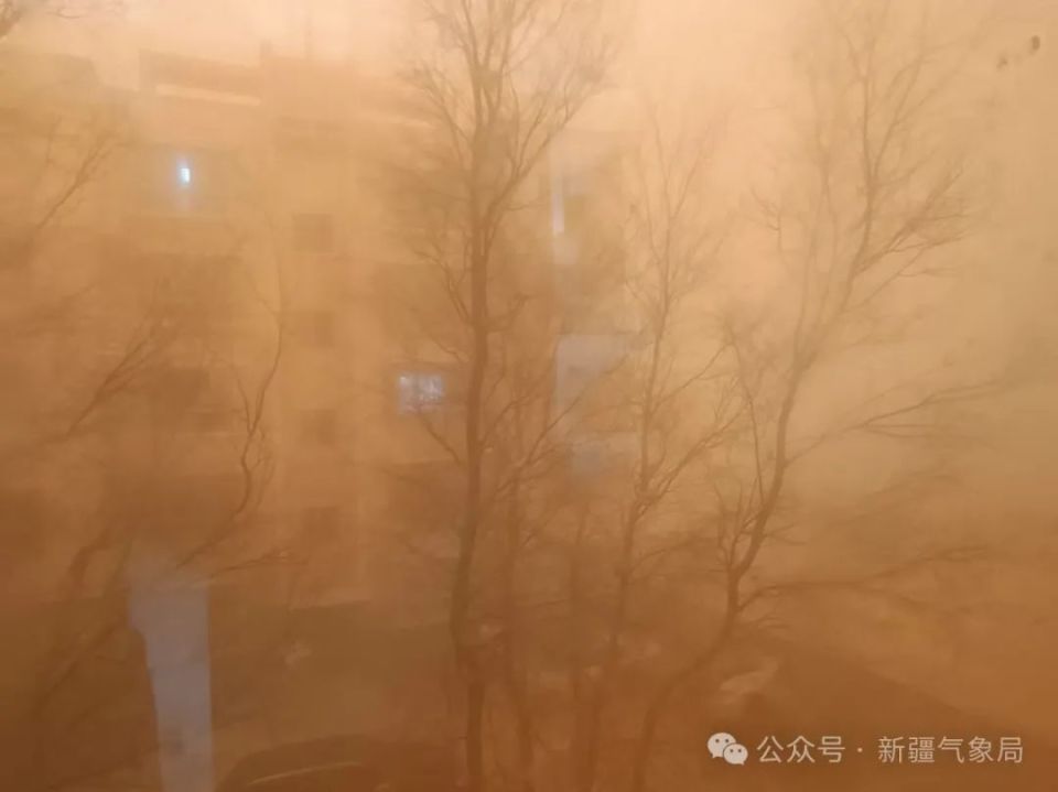 新疆特強沙塵暴:天空赤橙像異世界