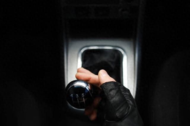 手動擋的車能不能空擋滑行?老司機:10年經驗告訴你