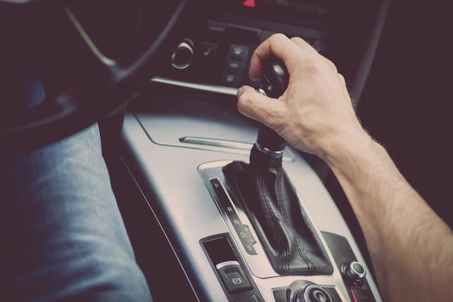手動擋的車能不能空擋滑行?老司機:10年經驗告訴你