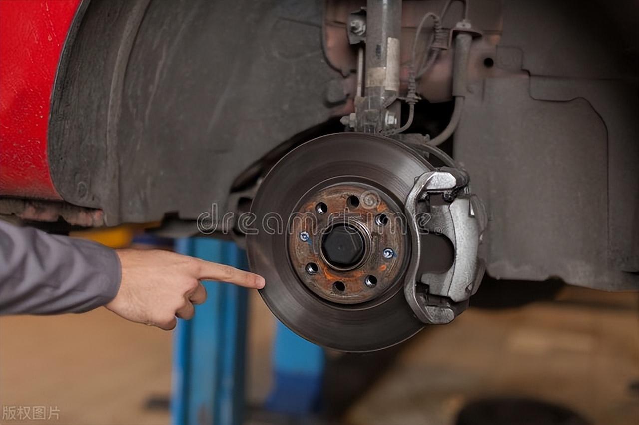 換剎車片,修理工用角磨機(jī)去磨剎車片,車主說我是不是遇到黑店了