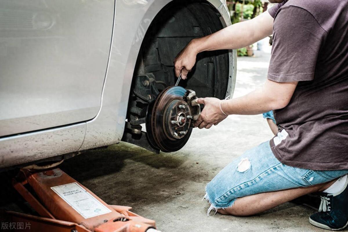 換剎車片,修理工用角磨機(jī)去磨剎車片,車主說我是不是遇到黑店了