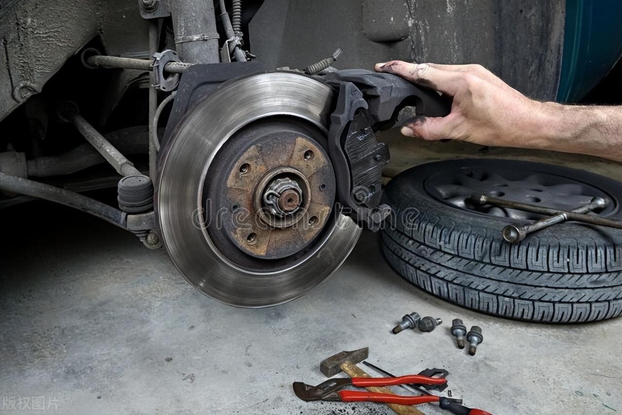 換剎車片,修理工用角磨機(jī)去磨剎車片,車主說我是不是遇到黑店了