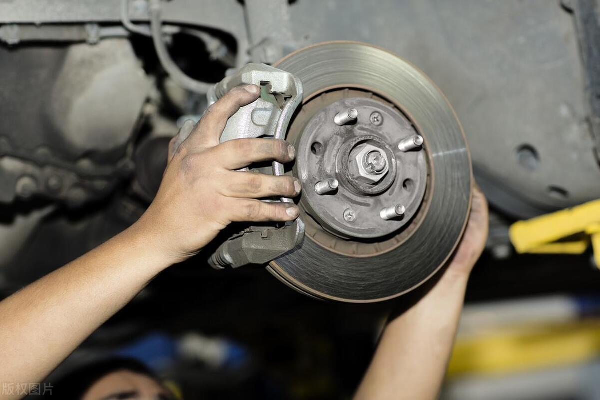 換剎車片,修理工用角磨機(jī)去磨剎車片,車主說我是不是遇到黑店了