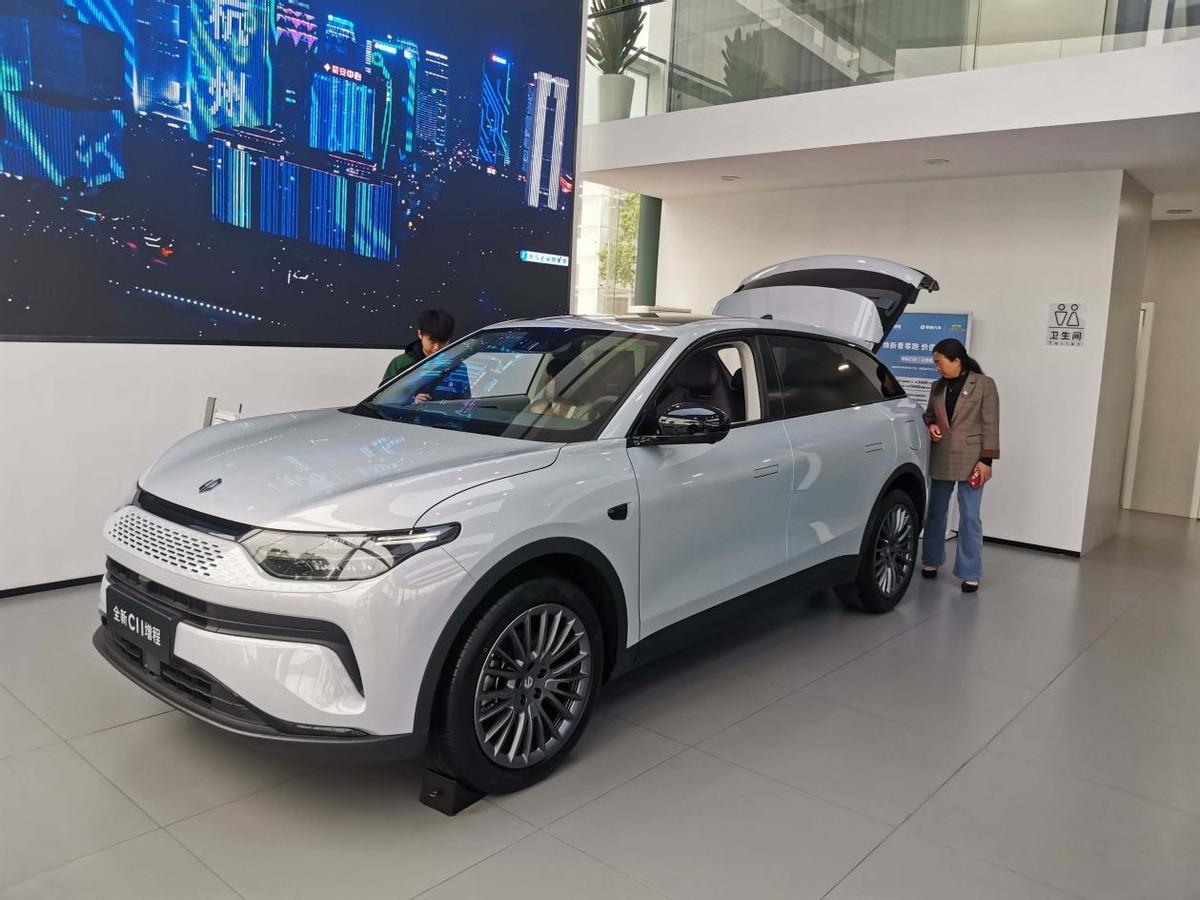 零跑全新C11到店,新車有哪些優(yōu)缺點,值得買嗎?深度體驗告訴你