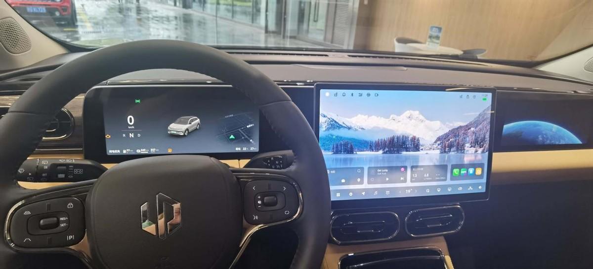 零跑全新C11到店,新車有哪些優(yōu)缺點,值得買嗎?深度體驗告訴你