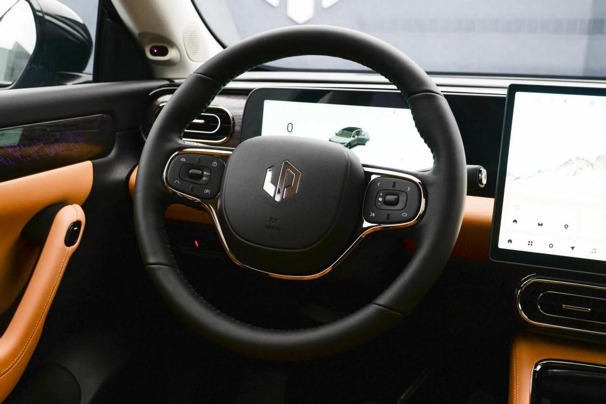 零跑全新C11到店,新車有哪些優(yōu)缺點,值得買嗎?深度體驗告訴你