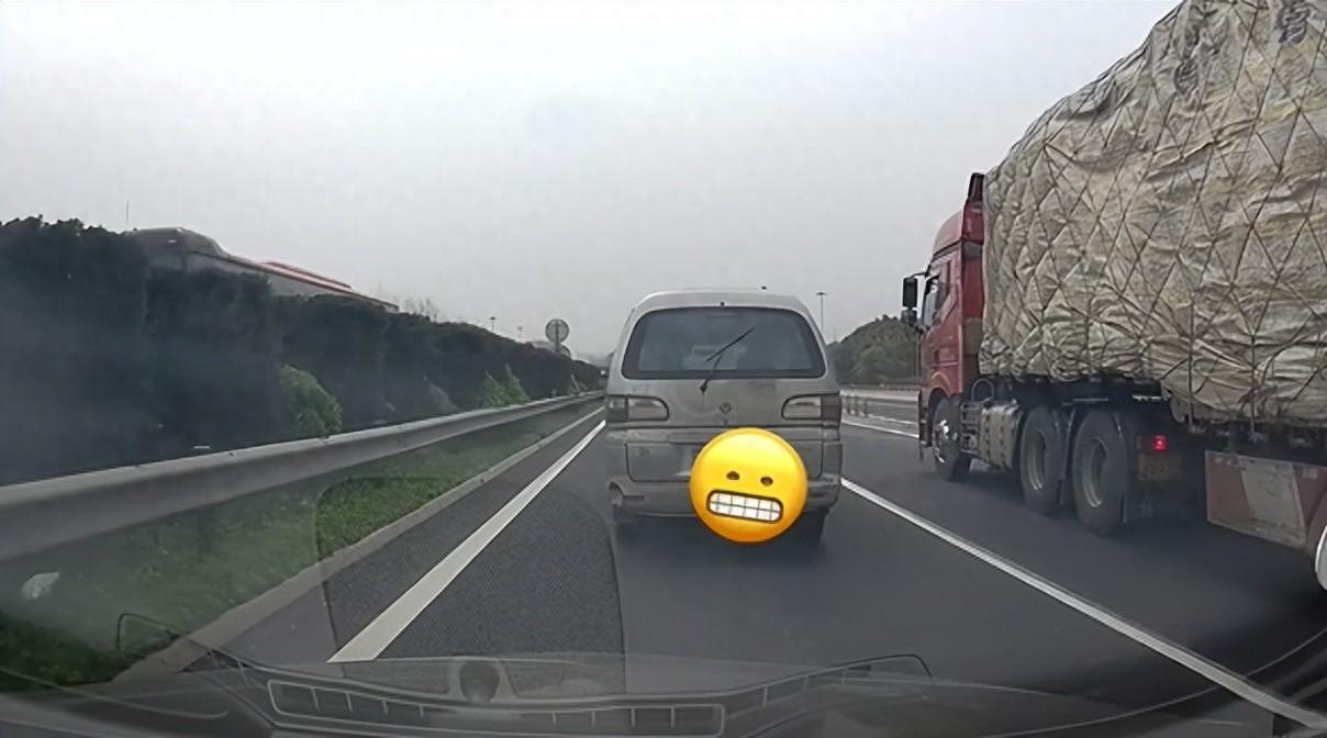 前車剎車燈不亮造成追尾,責任如何劃分,跟6種車容易追尾要注意