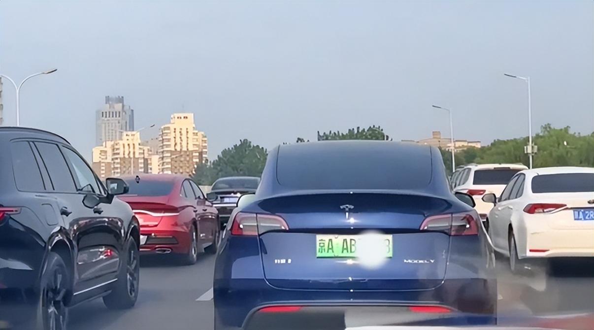 前車剎車燈不亮造成追尾,責任如何劃分,跟6種車容易追尾要注意