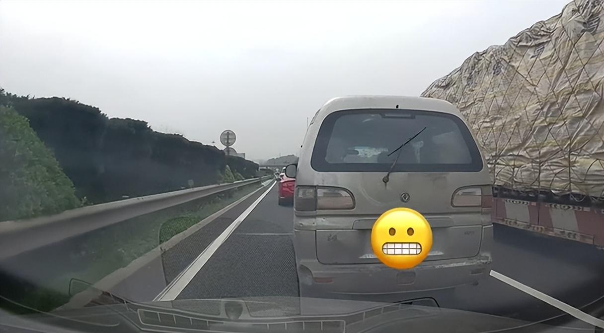 前車剎車燈不亮造成追尾,責任如何劃分,跟6種車容易追尾要注意