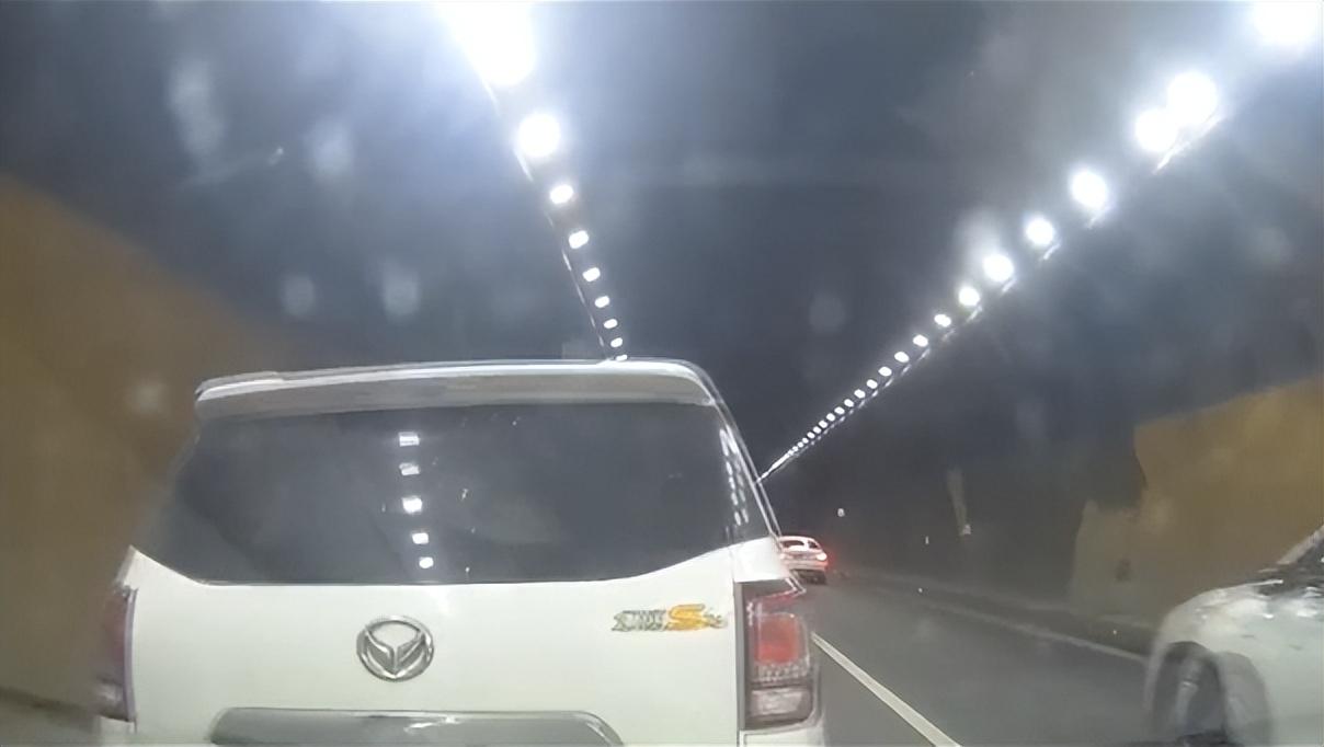 前車剎車燈不亮造成追尾,責任如何劃分,跟6種車容易追尾要注意