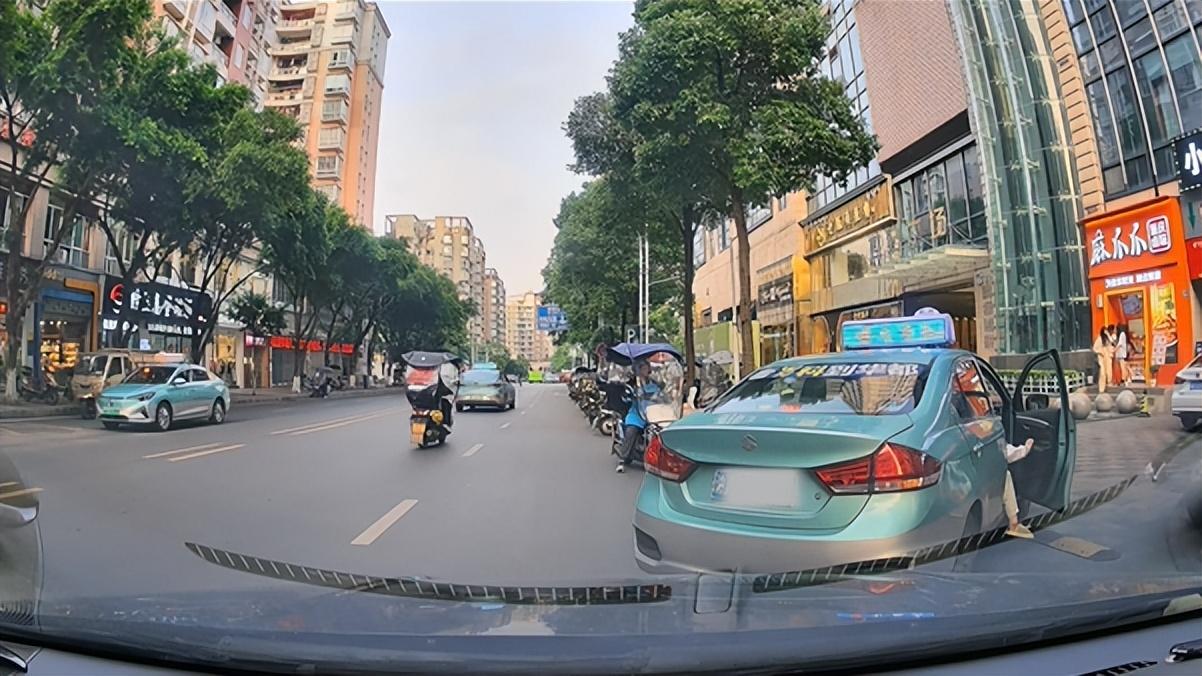 前車剎車燈不亮造成追尾,責任如何劃分,跟6種車容易追尾要注意
