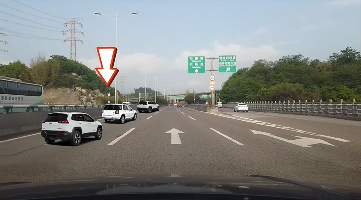 前車剎車燈不亮造成追尾,責任如何劃分,跟6種車容易追尾要注意