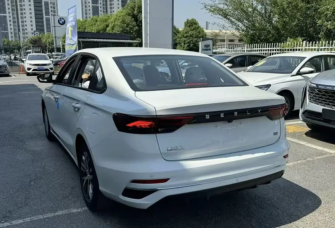 4.98萬?第4代吉利帝豪實車到店,卡羅拉還咋賣?