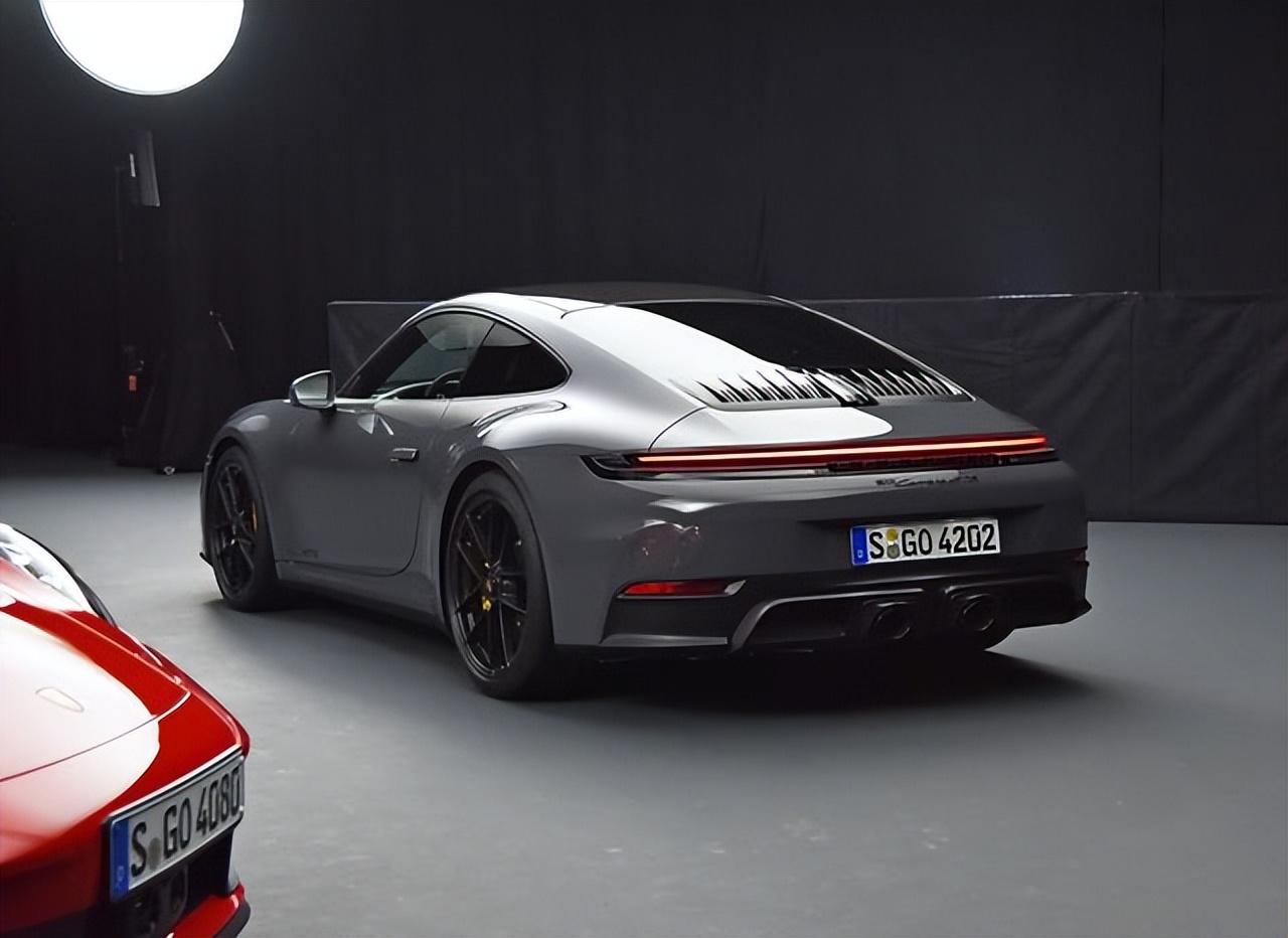 全新保時捷911來了,搭載T-Hybrid混動系統,541匹馬力、3.9s破百