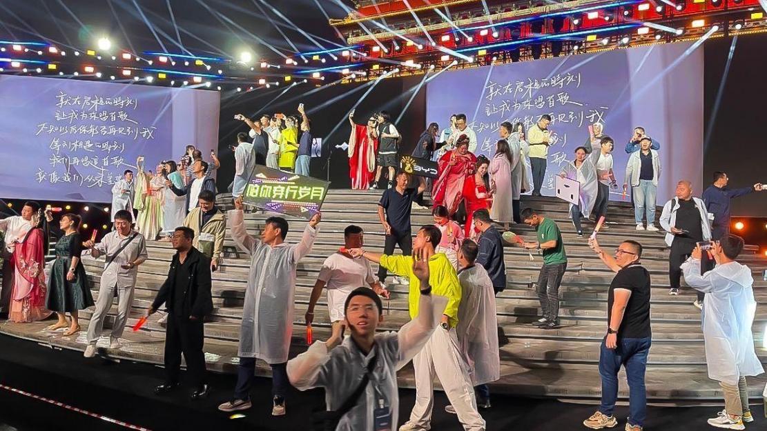 寵粉新高度?全球混動進入新時代之際,比亞迪還為粉絲舉辦演唱會