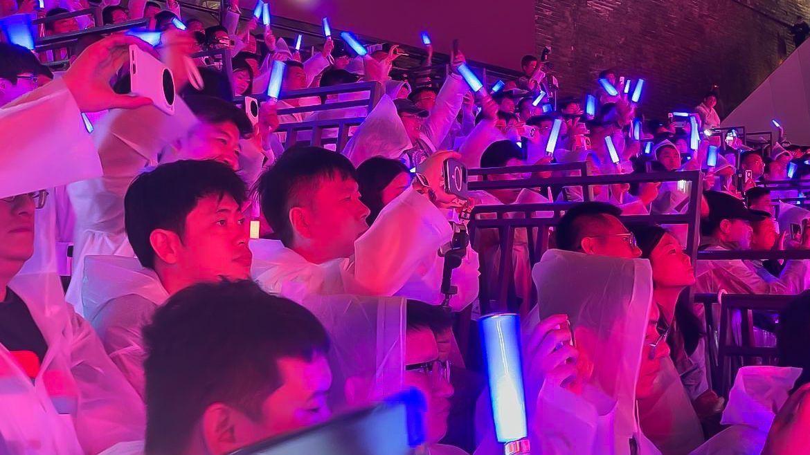 寵粉新高度?全球混動進入新時代之際,比亞迪還為粉絲舉辦演唱會