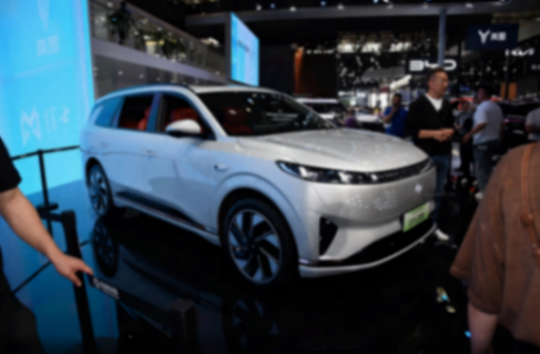 預(yù)售20萬起,軸距超3米大6座,eπ008大電視大冰箱大沙發(fā)