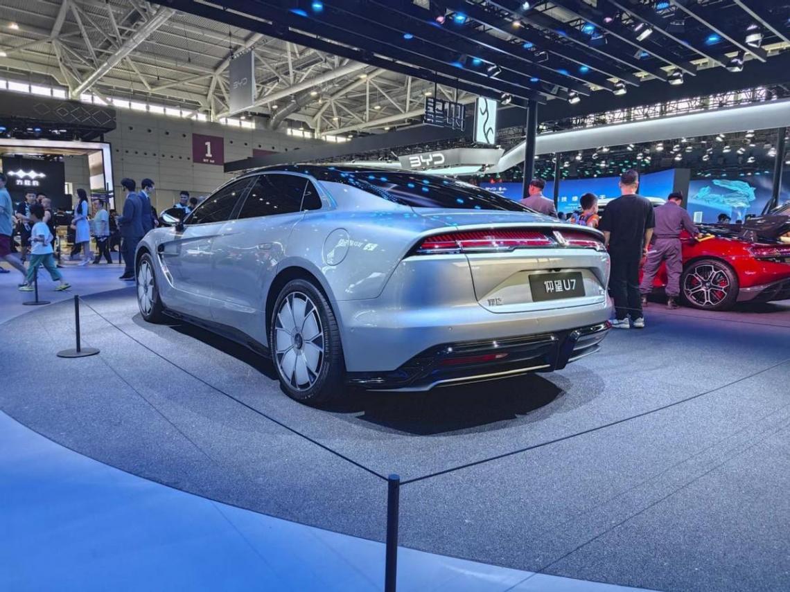 仰望U7亮相深圳車展!定價也會超百萬?
