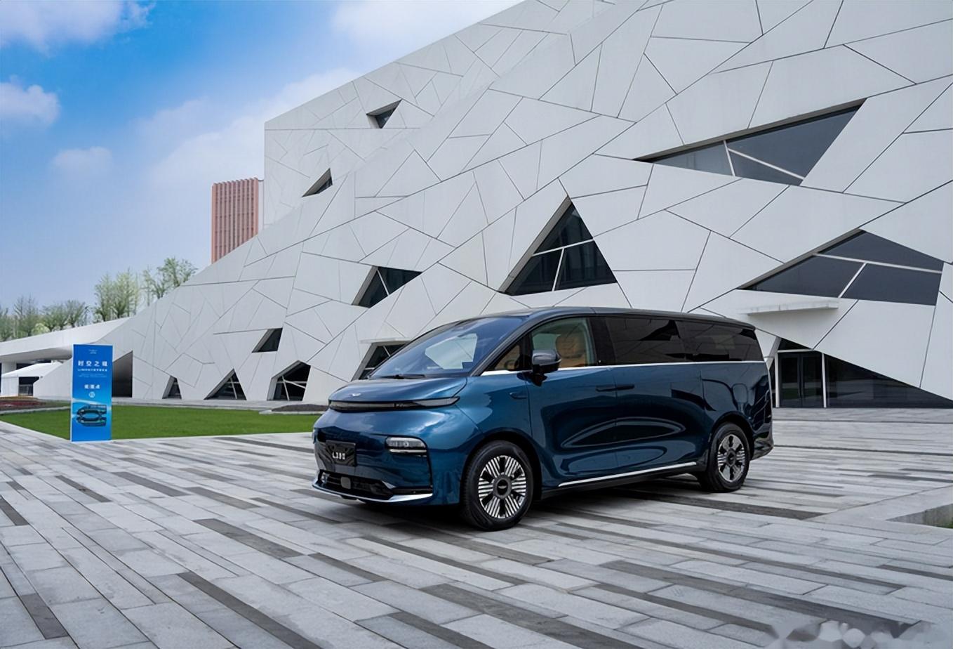 續(xù)航超800km,或下月上市!吉利全新純電8座MPV曝光,價(jià)格你能接受?
