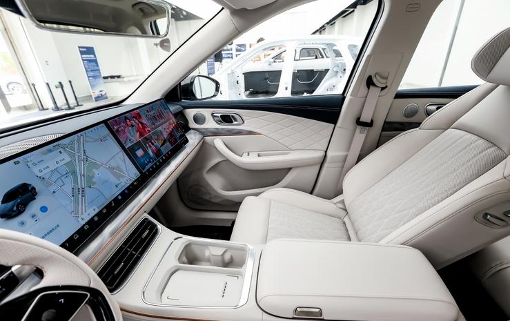 哪吒L純電版售價13.99萬起 配備雙聯屏+車載冰箱 續航510km