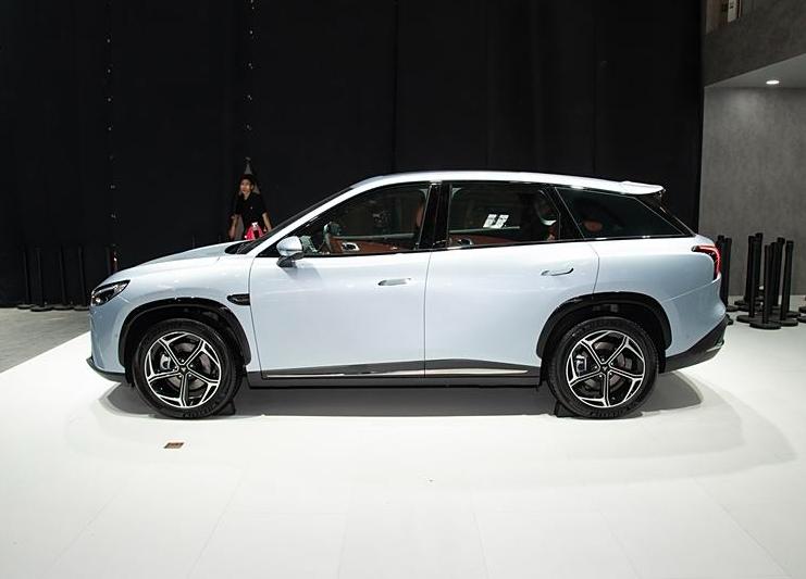 哪吒L純電版售價13.99萬起 配備雙聯屏+車載冰箱 續航510km