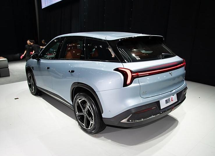 哪吒L純電版售價13.99萬起 配備雙聯屏+車載冰箱 續航510km
