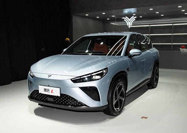 哪吒L純電版售價13.99萬起 配備雙聯屏+車載冰箱 續航510km