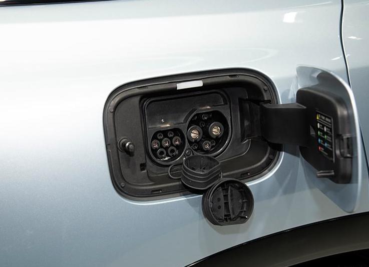 哪吒L純電版售價13.99萬起 配備雙聯屏+車載冰箱 續航510km