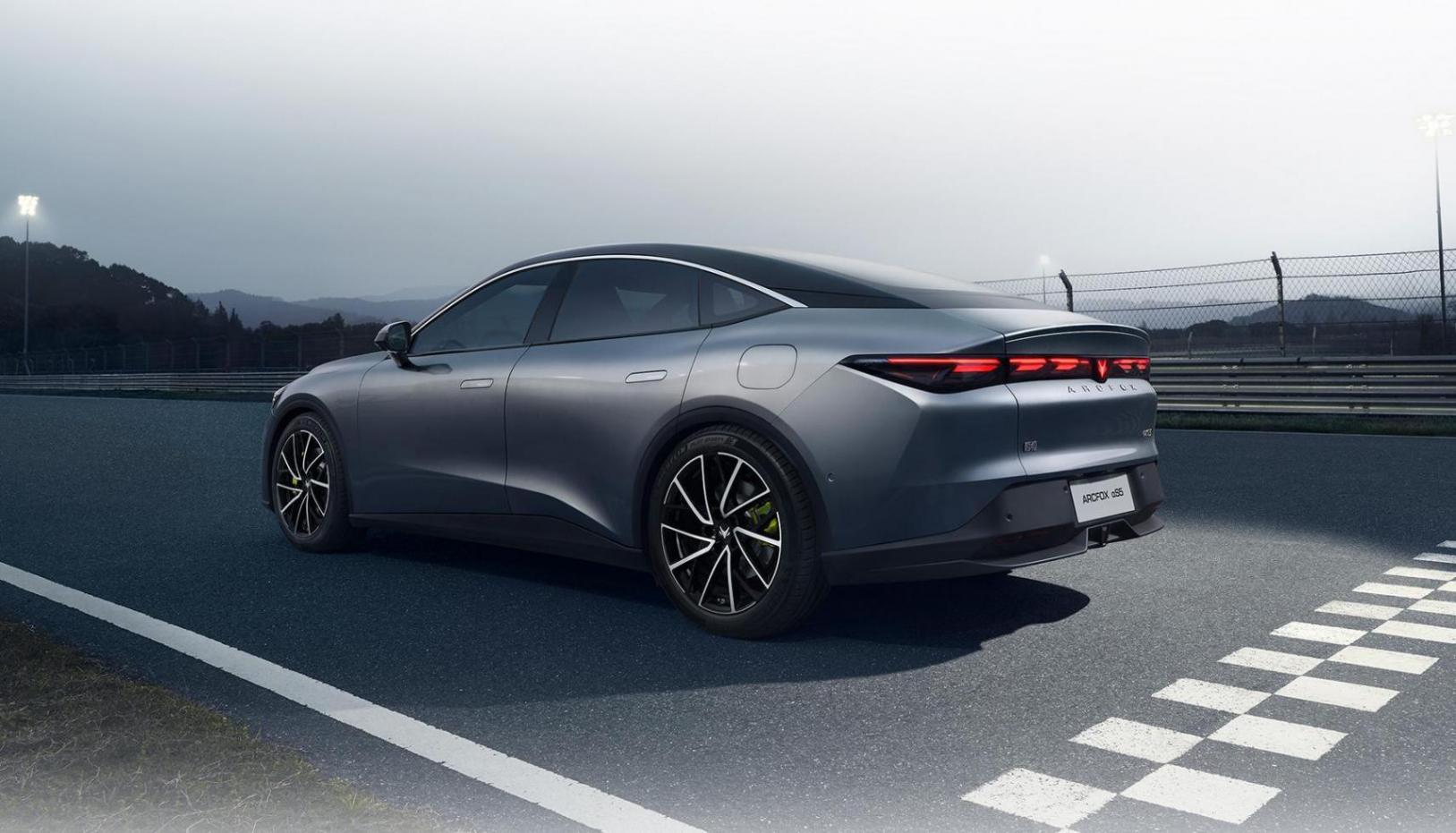 17萬多買4.8米純電車!708公里續(xù)航3.7秒破百,全系800V平臺