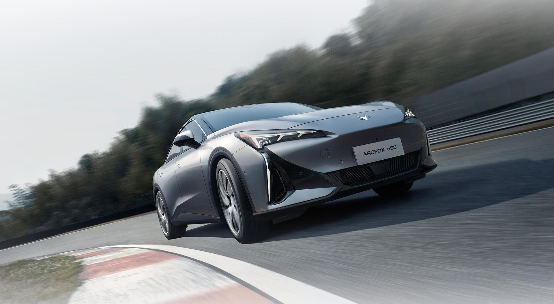 17萬多買4.8米純電車!708公里續(xù)航3.7秒破百,全系800V平臺