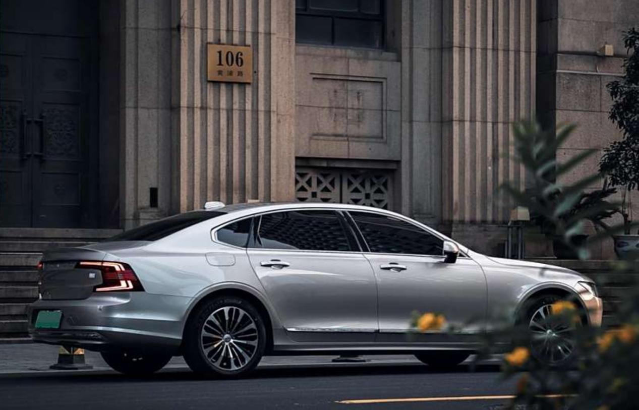 2025年的C級豪車怎么選?奧迪A6L和沃爾沃S90值得加入購物車