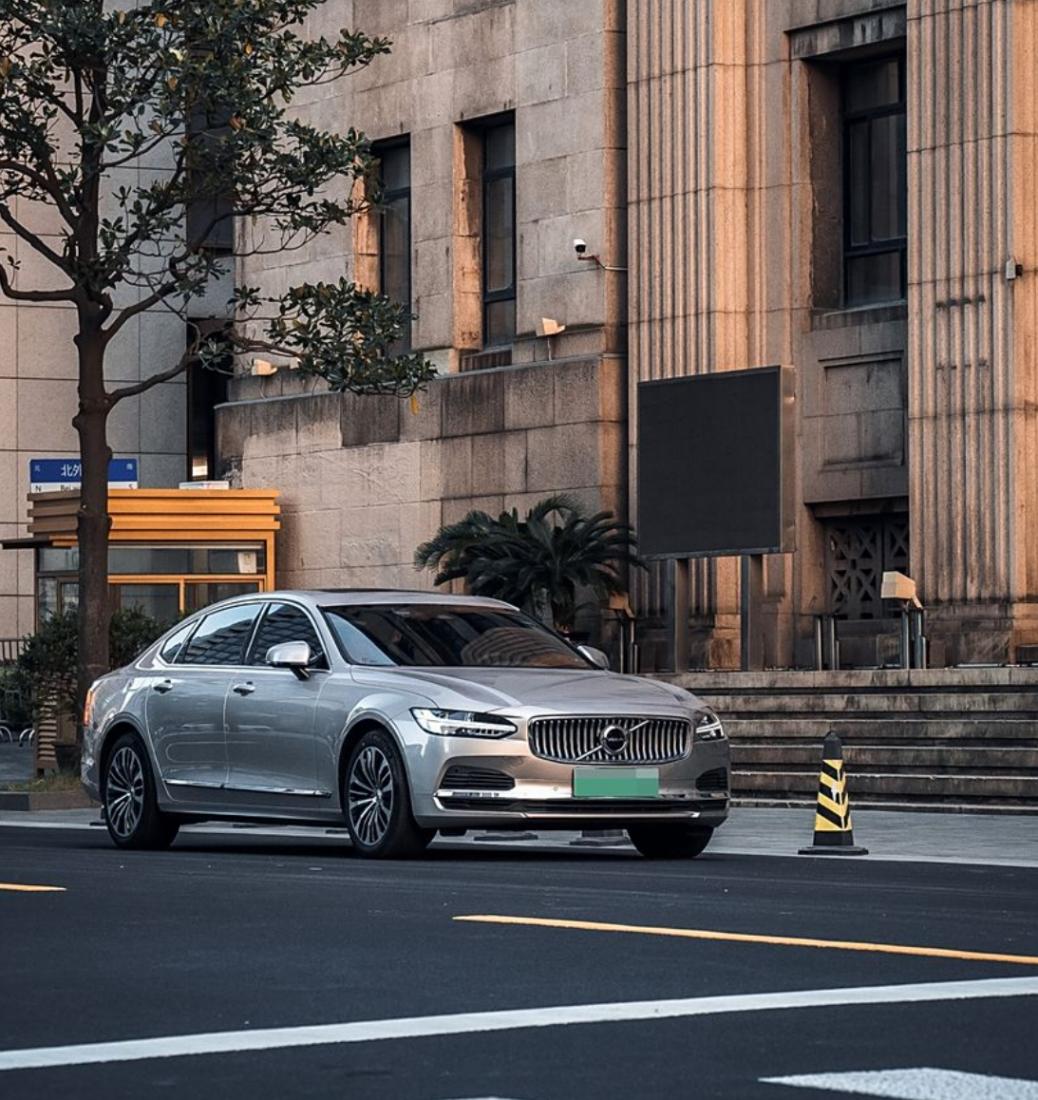 2025年的C級豪車怎么選?奧迪A6L和沃爾沃S90值得加入購物車