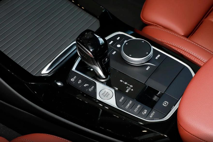 百公里油耗8.5L,定位中型SUV,試駕23款寶馬X3