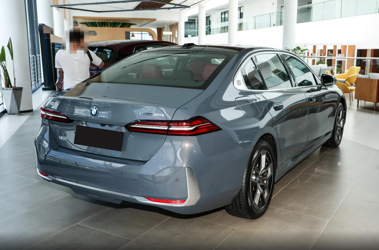 售價43.99萬元,2025款寶馬i5 eDrive35L上市,百公里加速6.7秒