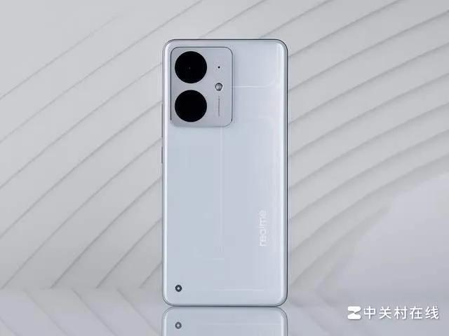 2025中端機大戰:iQOO7500mAh不講武德,真我1599掀桌子