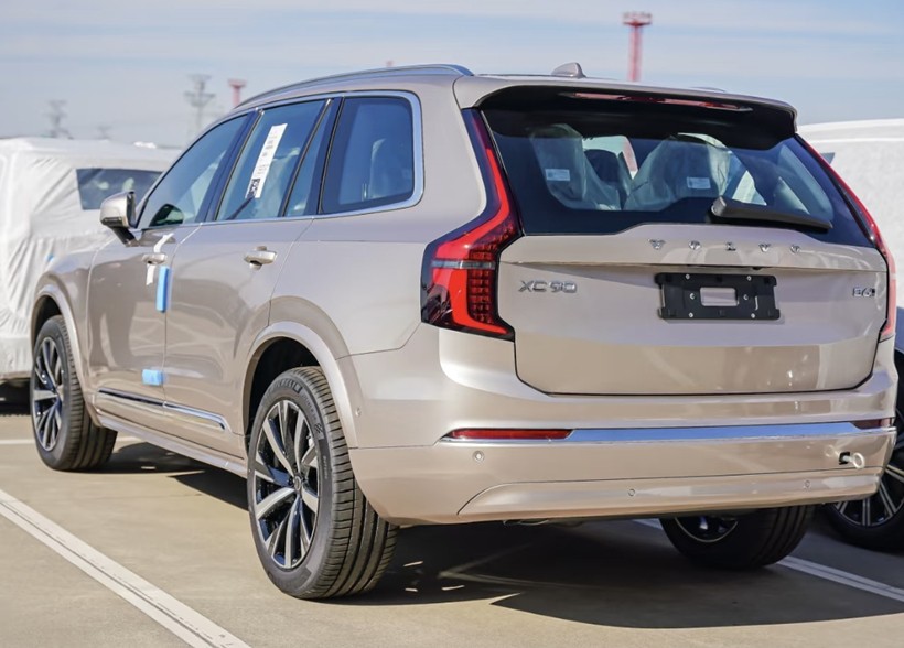 新款沃爾沃XC90到港,換裝新前臉+新內(nèi)飾,還帶6座布局+空氣懸架